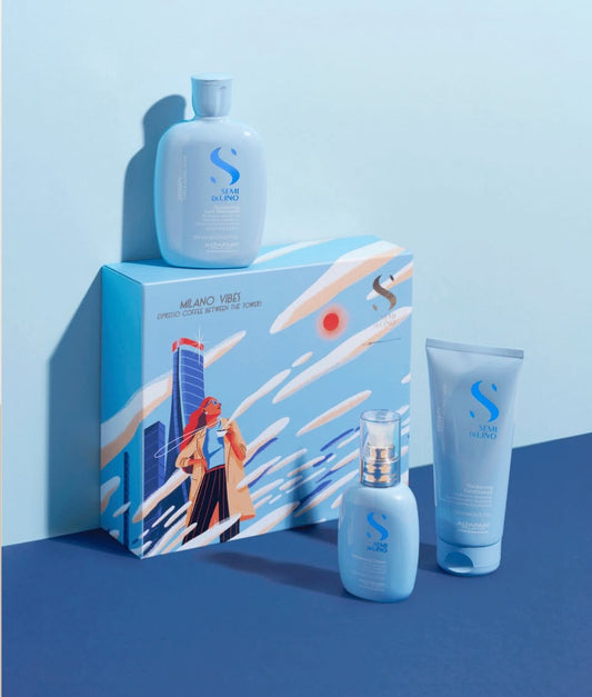 Sữa tắm Silky với hộp và các sản phẩm khác trên nền xanh